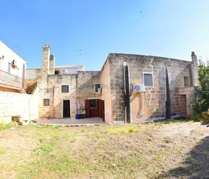 Detached House with Vaulted Ceilings + Garden