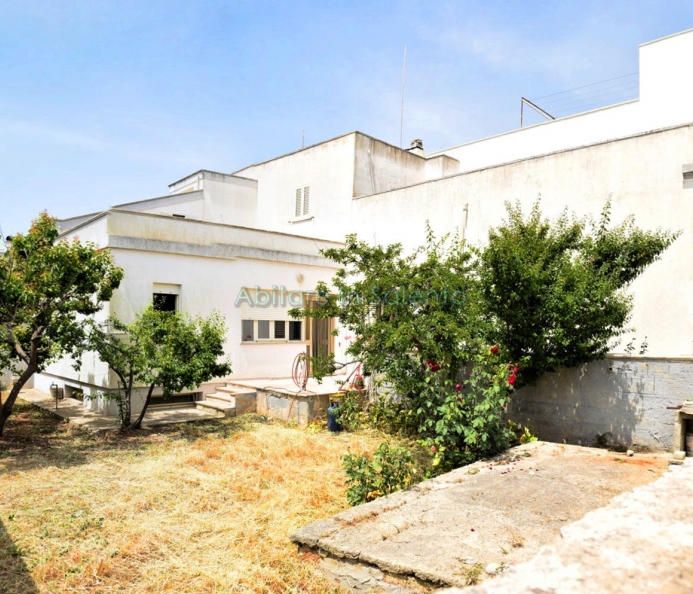 Detached House Vaulted Ceilings and Garden