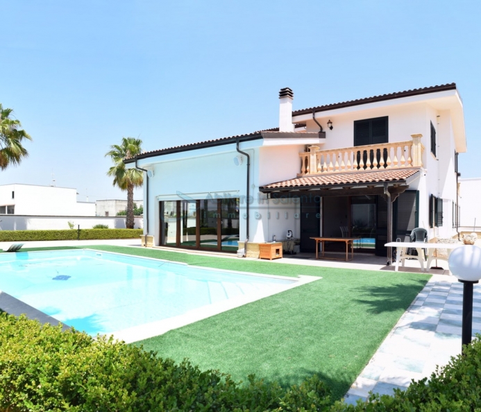 Prestigious Villa with Swimming-Pool