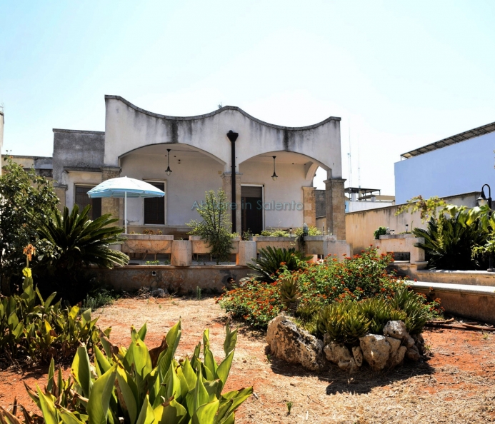 Detached House with Garden and Garage