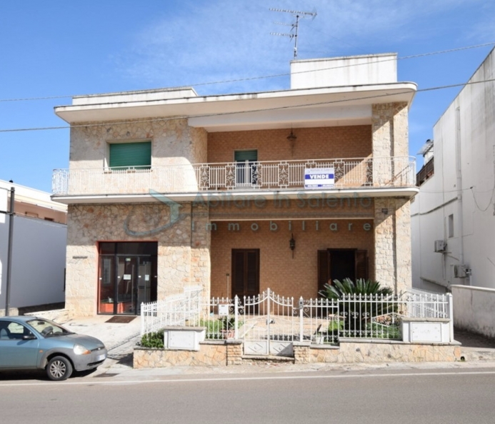 Semi-detached with Garage Vaulted Ceiling