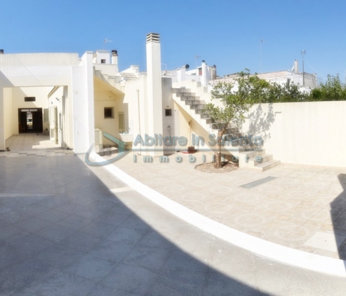 Detached star vaulted house with courtyard