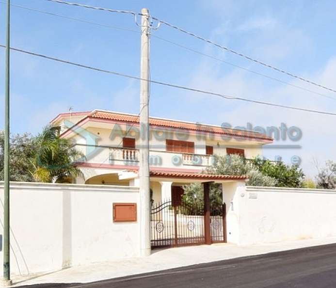 Refined Villa with Garden and Garage