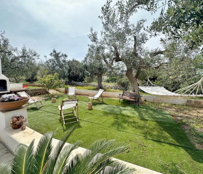 Detached House with Garden and Parking Space