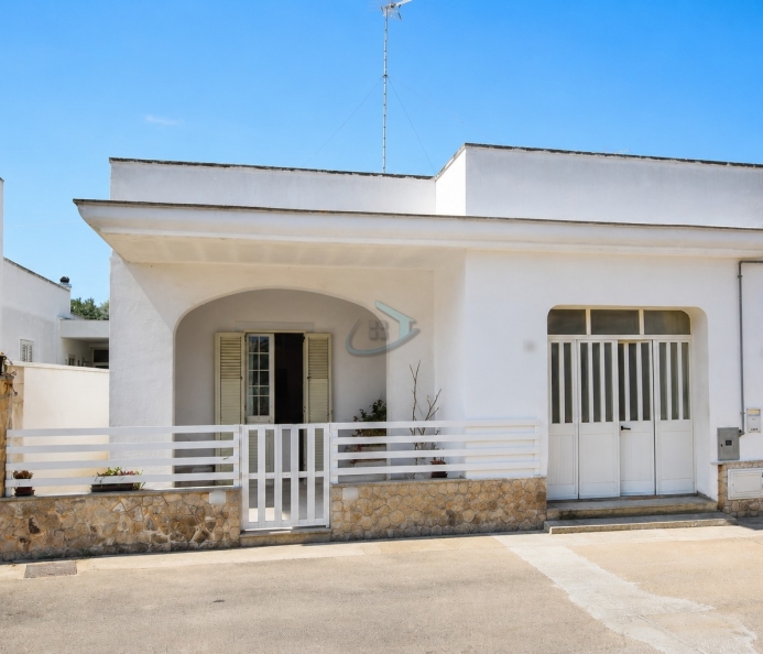 Detached House with Garden and Garage