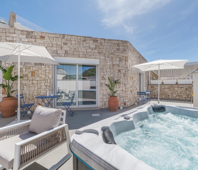 2-Bedroom Apt. with Jacuzzi Terrace & Parking