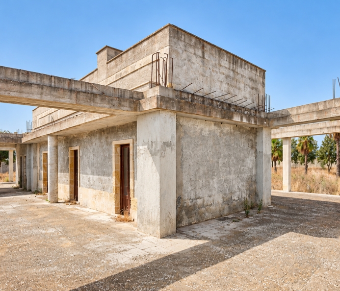 Rural property with vaulted ceiling and land