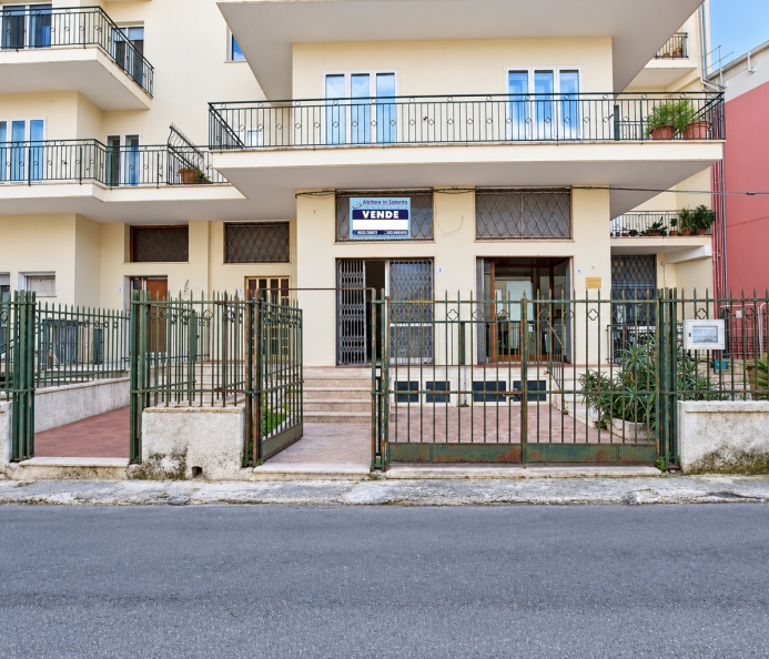 Central Premises with Private Entrance