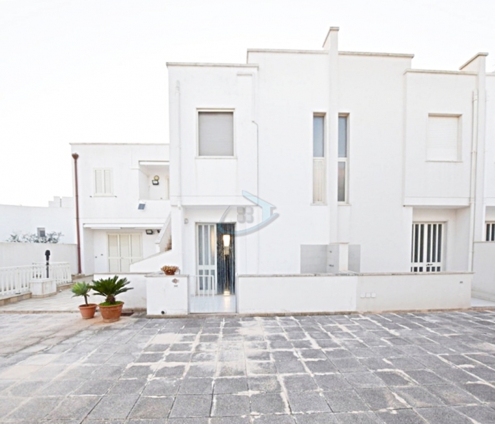 Detached house just a few ste