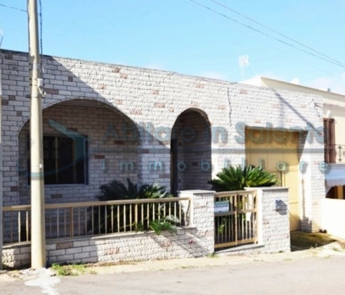 Detached House with Garden and Garage